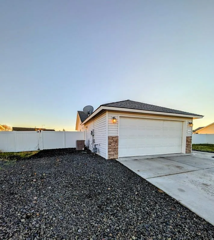 3 bed, 1344 sqft, $2,200 — Photo 2