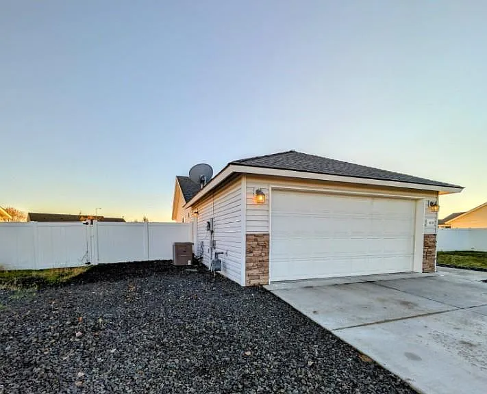 4610 Seville Dr — Photo 2