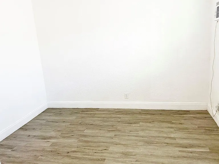 240 SW 8th St #3 — Photo 9