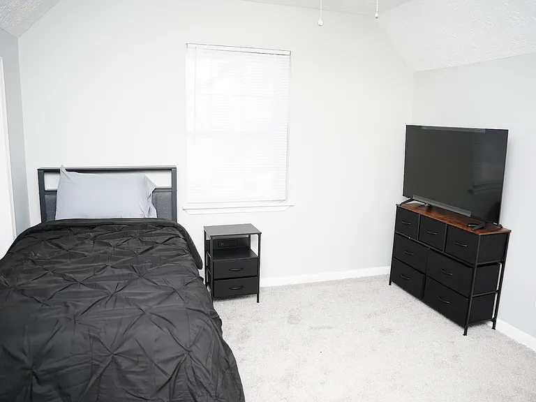 River Glen Dr — Photo 2
