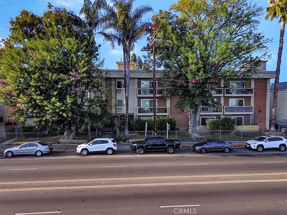1st image of 20327 Saticoy St Unit 309