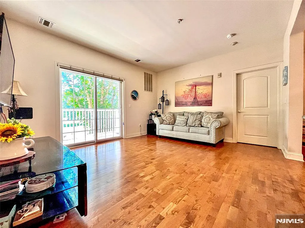 2 bed, 2.0 bath, $3,200 — Photo 3