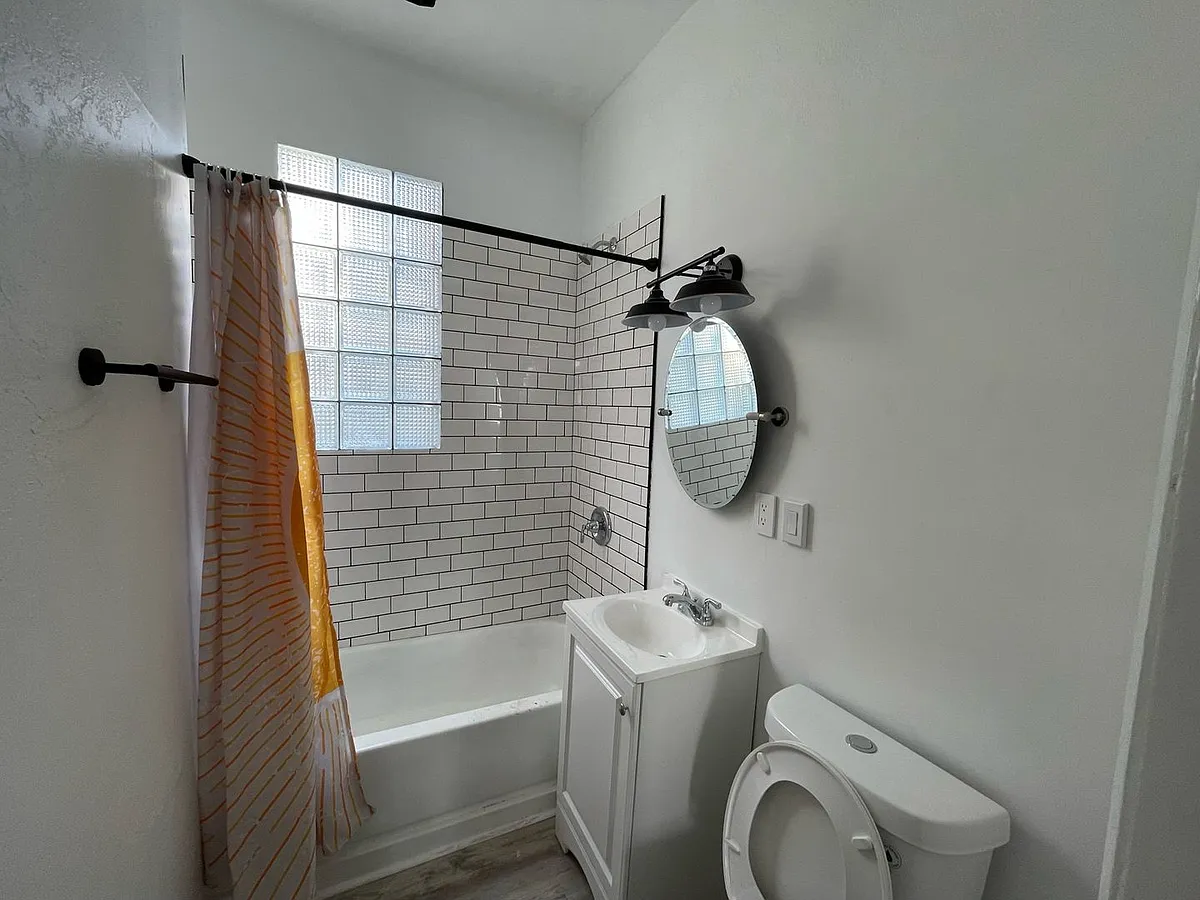 Building Photo - Newly Remodeled 6 Bedroom Eastside Upper Unit