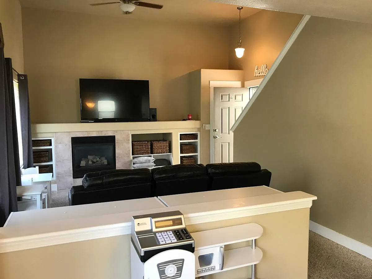 4 bed, 2.5 bath, 2429 sqft, $3,100 — Photo 2
