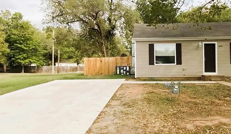835 S Burdick St — Photo 1