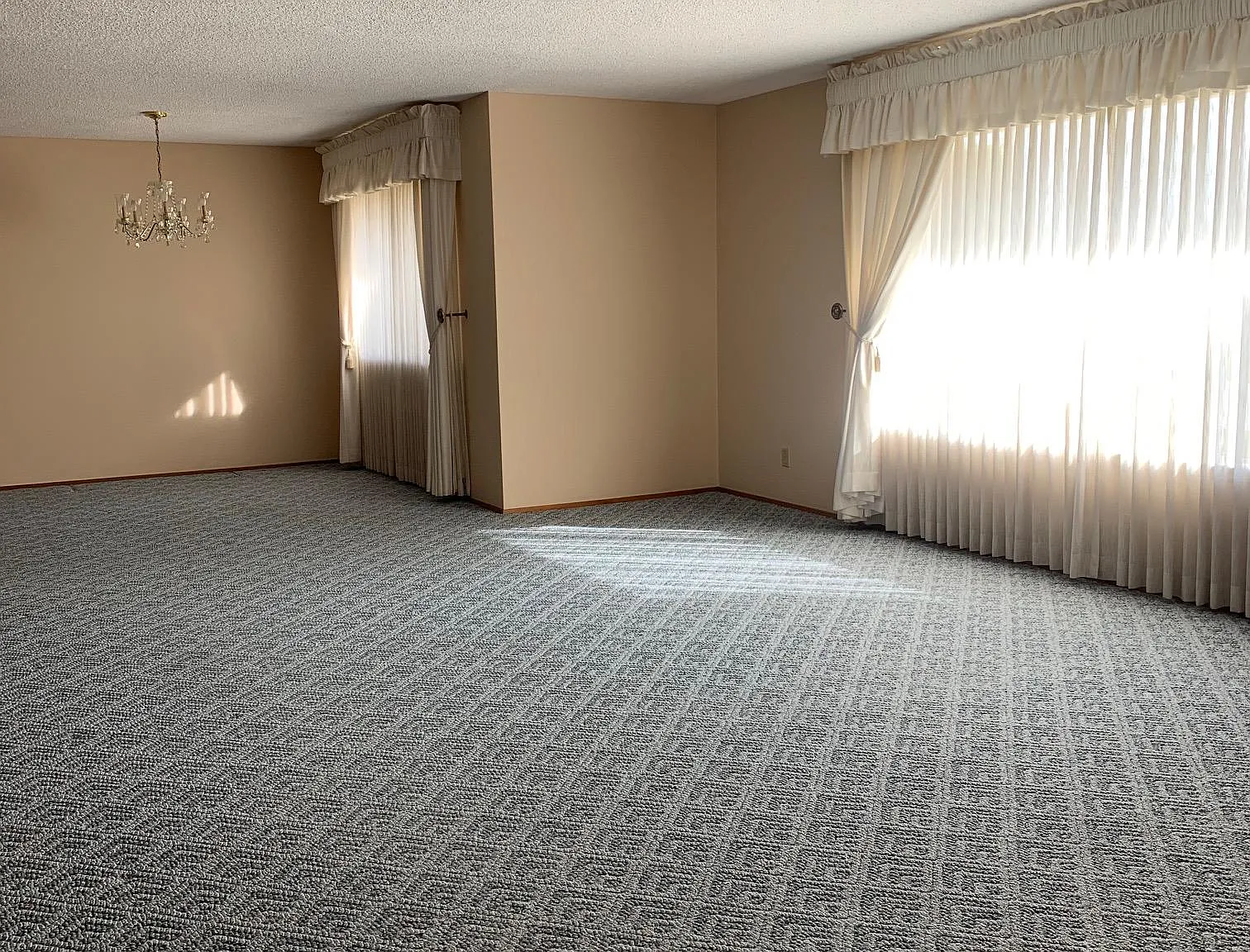 4 bed, 2.5 bath, 2854 sqft, $2,495 — Photo 3