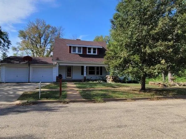 704 E 2nd St, Ellsworth, KS 67439