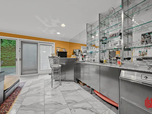 2346 Bergen Avenue image 12 of 29