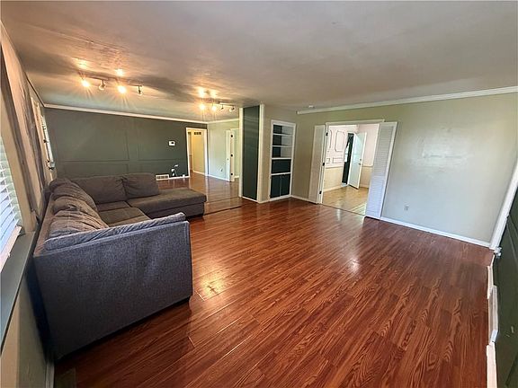 4th image of 7909 Grandview St