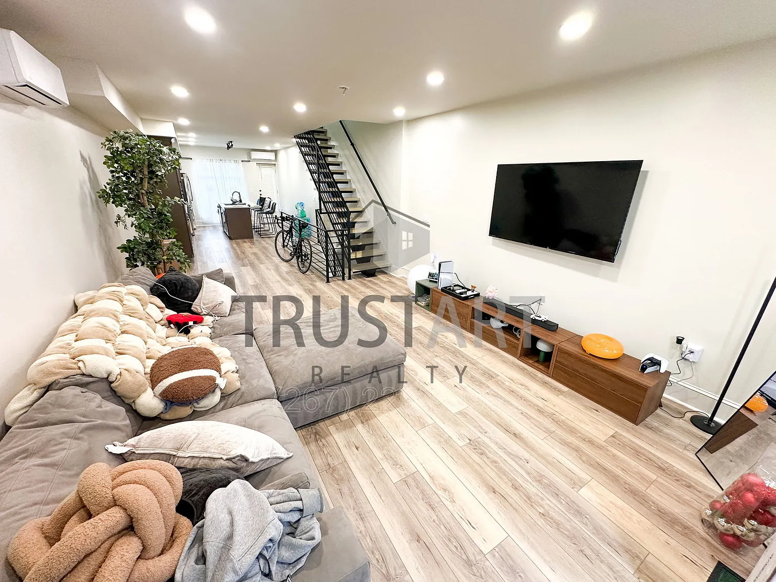 4 bed, 4.0 bath, 1575 sqft, $3,650 — Photo 2