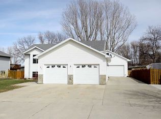 611 18th St SW, Minot, ND 58701