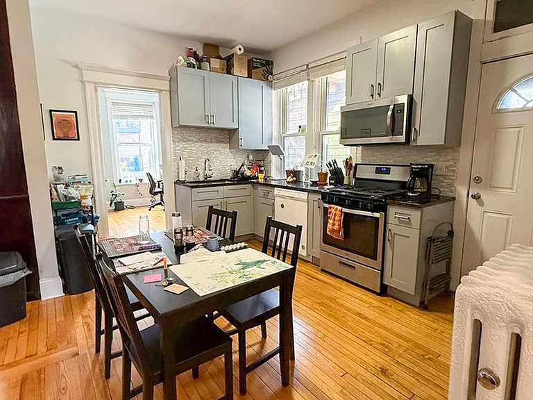 721 W Roscoe St #2 — Photo 2