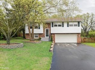 712 Greenbriar Ln, Lindenhurst, IL 60046