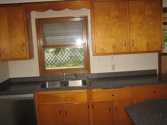 4th image of 585 Richmond Ave APT 1