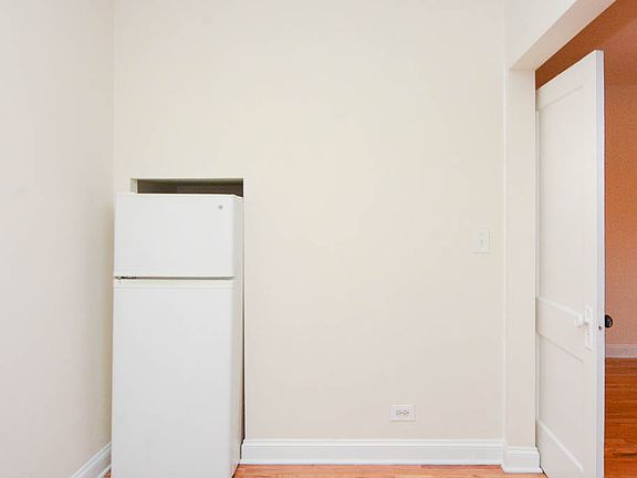 4th image of 540 W Wellington Ave #109