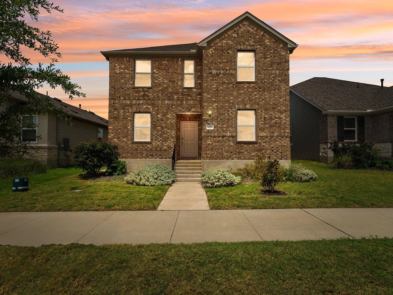 4 bed, 3.0 bath, 1880 sqft, $2,199 — Photo 2