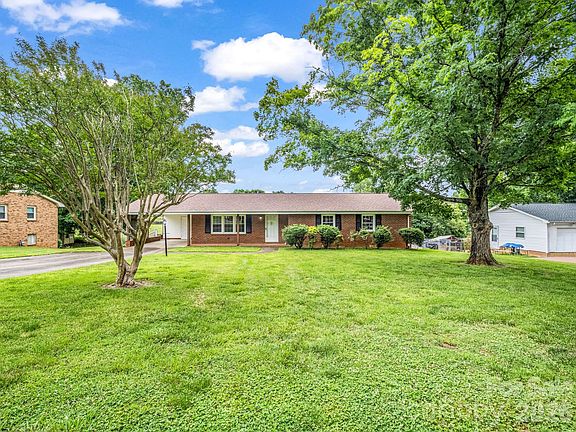 3rd image of 2917 Poplar Cir
