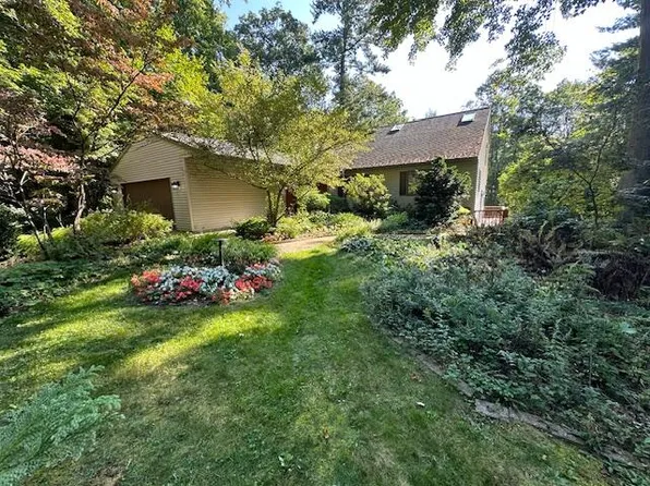 11588 Pond Rd, Montague, MI 49437