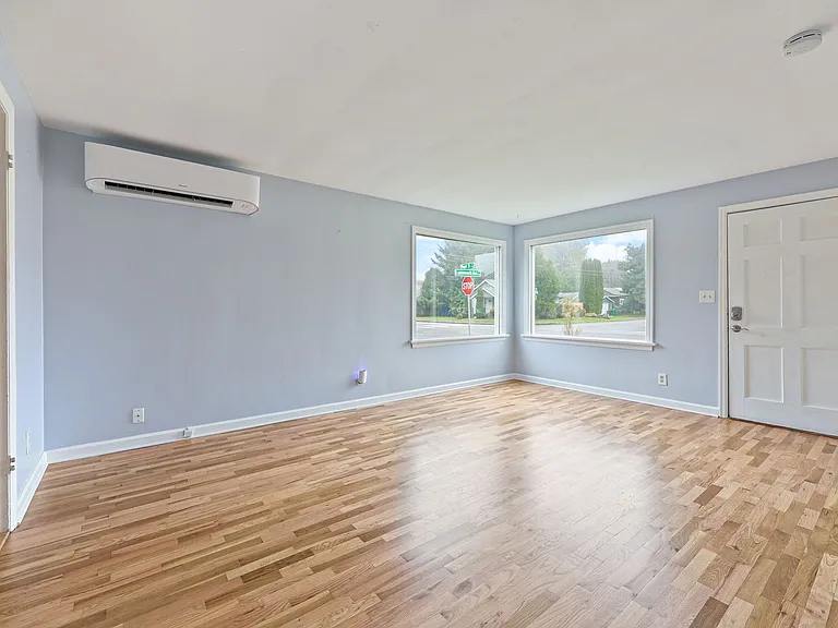 1223 Puget St NE — Photo 4