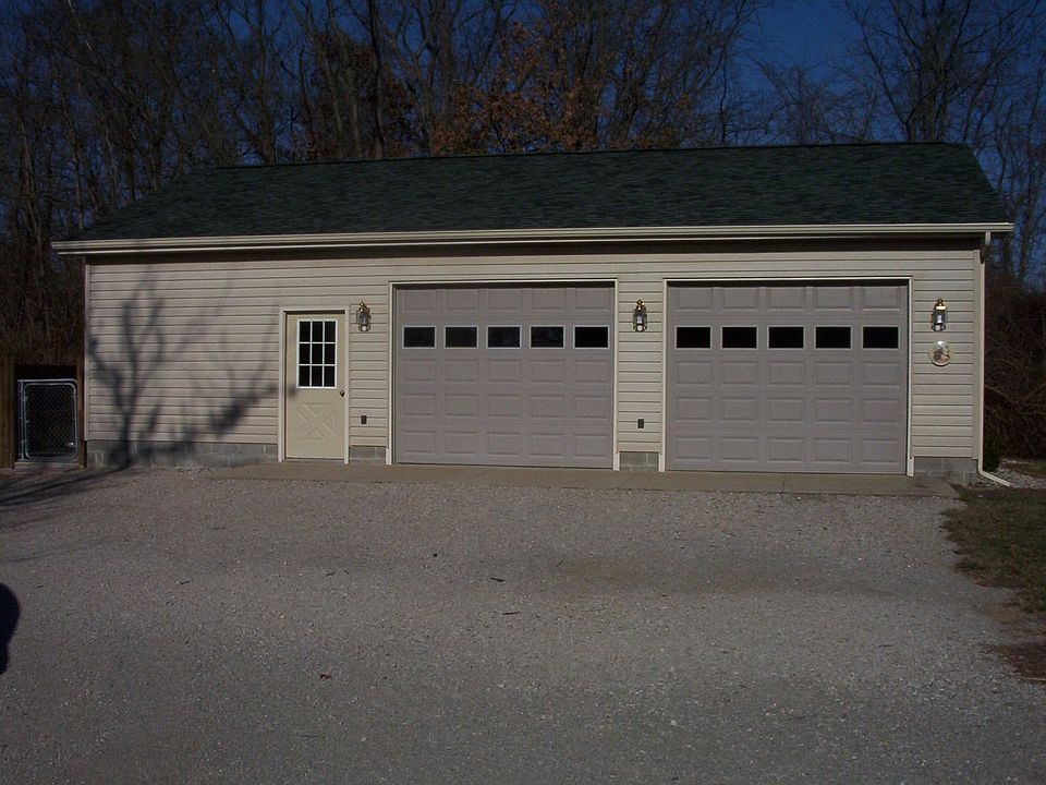 Detached garage