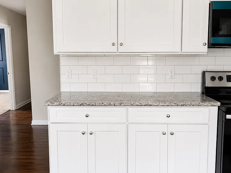 518 E Trinity Ln — Photo 4