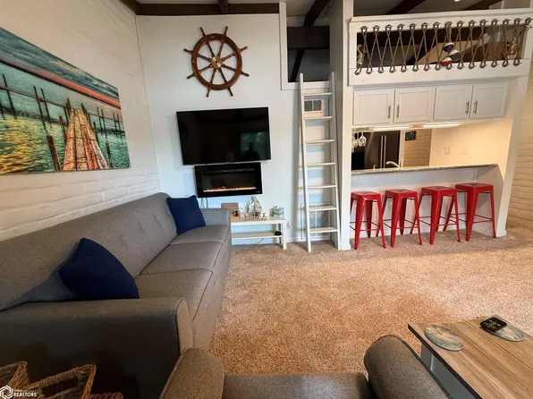 2700 N Shore Dr Unit E18a, Clear Lake, IA 50428