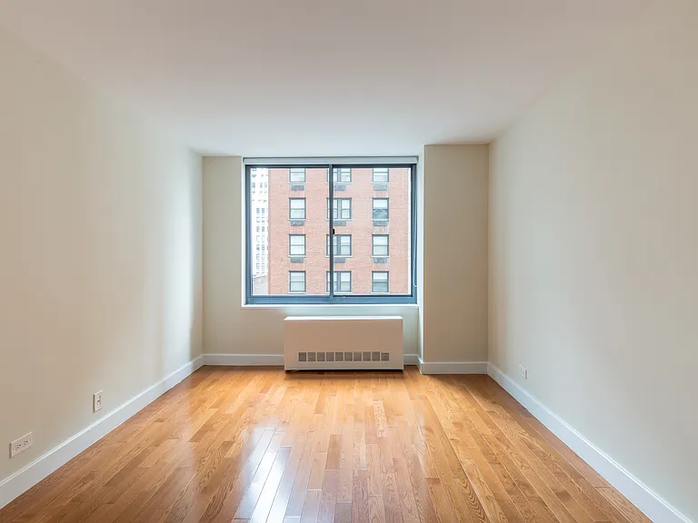 235 W 48th St #9-H — Photo 18