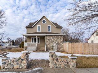 21 3rd St SE, Hillsboro, ND 58045