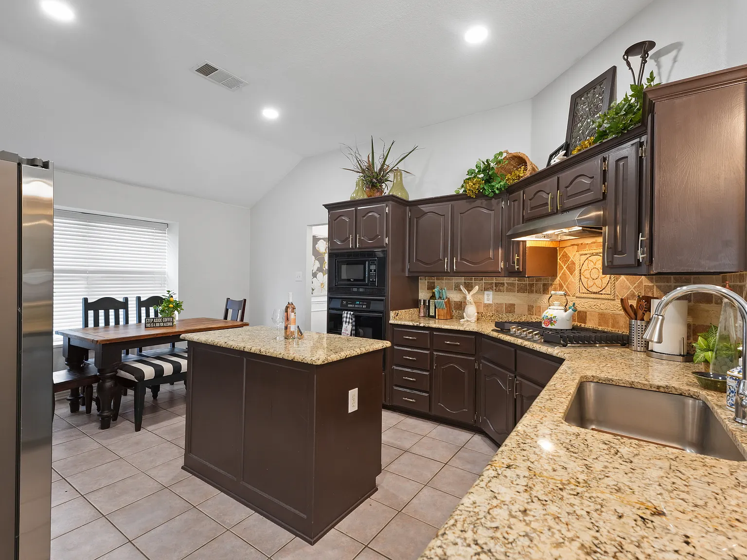 4 bed, 2355 sqft, $6,995 — Photo 3