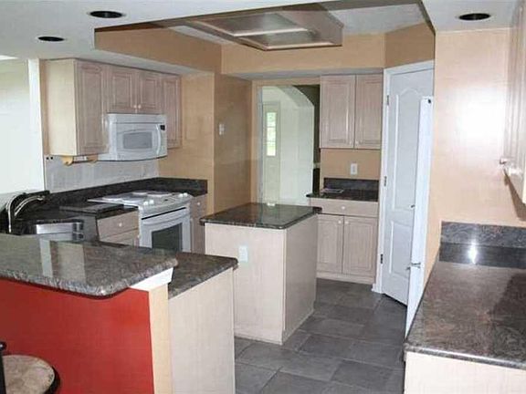 2nd image of 2653 Alameda Dr