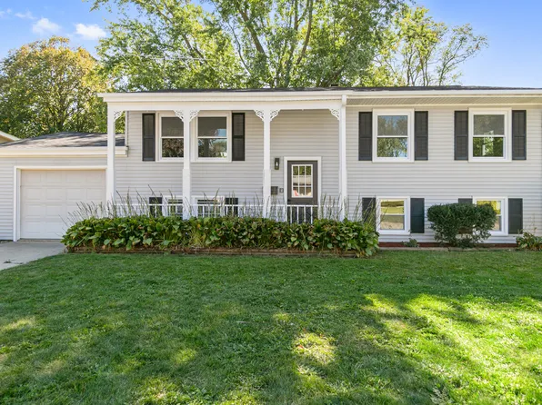 118 Sunshine Ln, Woodstock, IL 60098