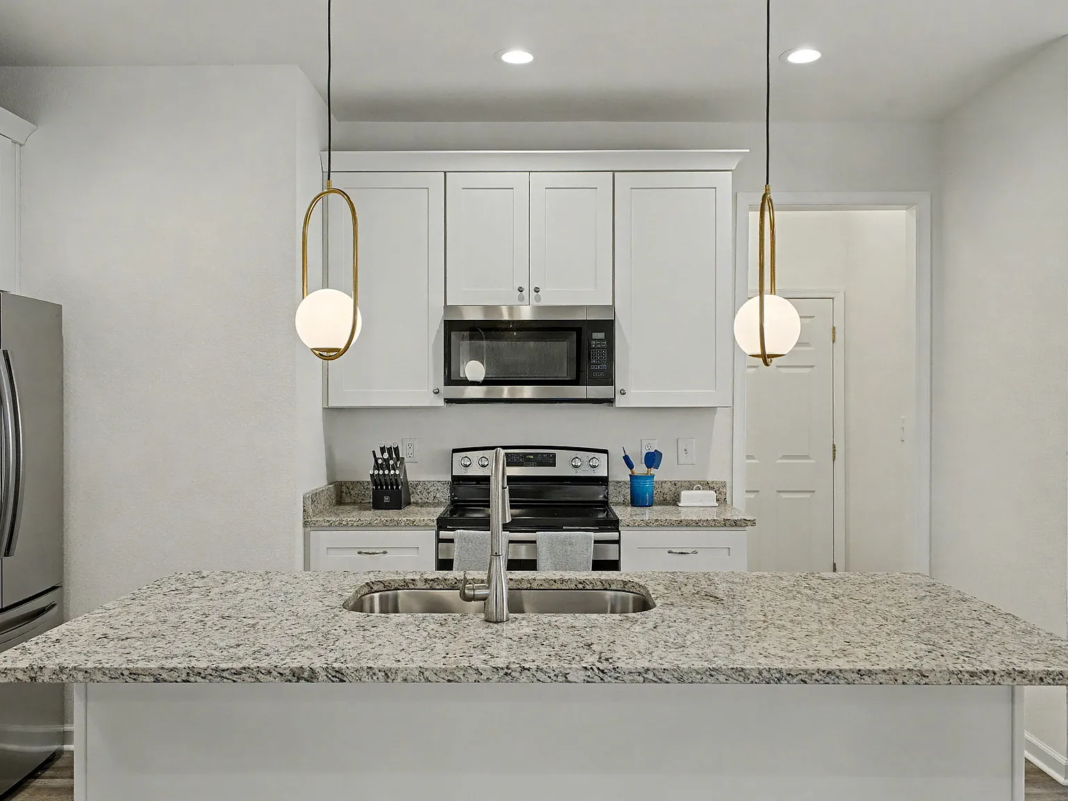 3026 Peronne Ave - 1 — Photo 2