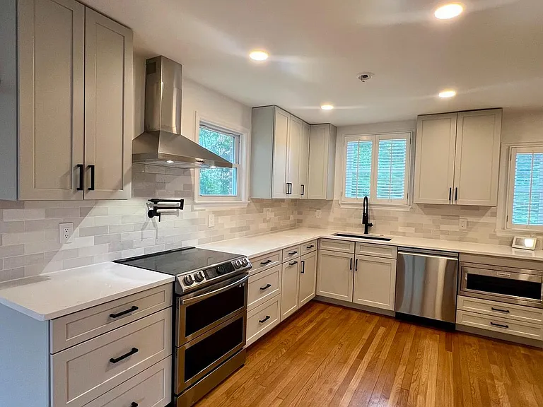 1008 Bashford Ln — Photo 7