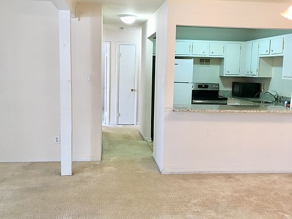 4th image of 801 Garden Cir Unit 1