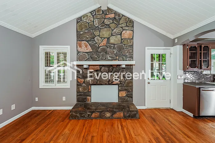 3 bed, 2.0 bath, 1324 sqft, $1,345 — Photo 2