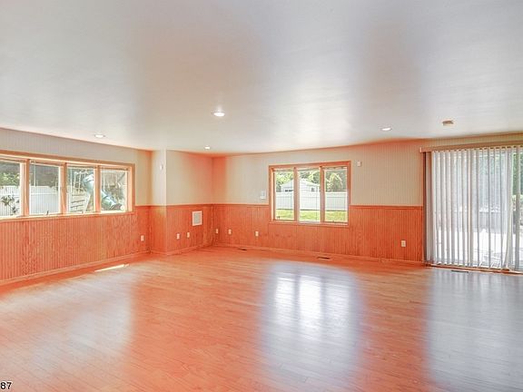 3rd image of 19 Van Breemen Ct