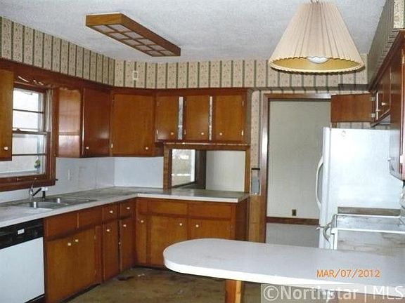 5th image of 831 W Moore Lake Dr NE