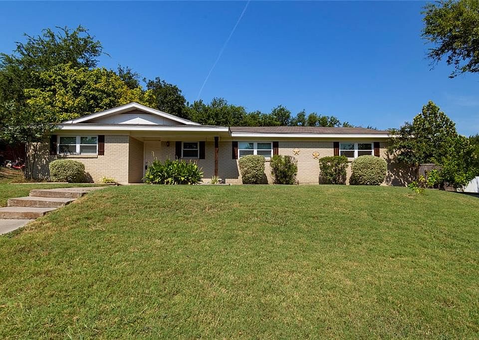 1st image of 304 Clearwood Dr