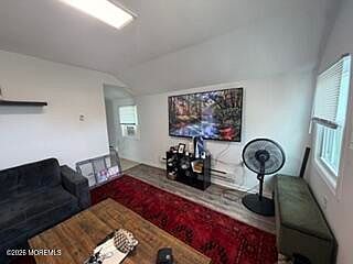 3rd image of 195 Bay Ave