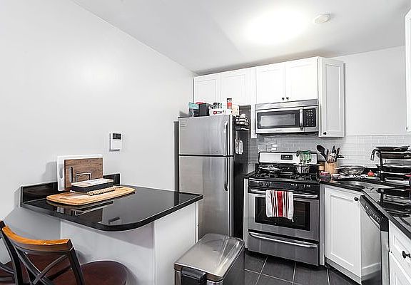 5th image of 41 Underhill Ave APT 3B