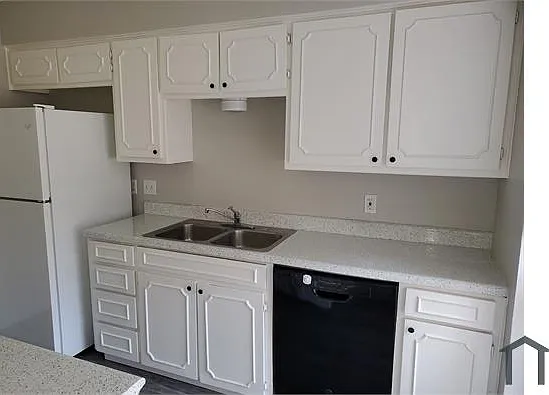 3 bed, 1000 sqft, $2,200 — Photo 3