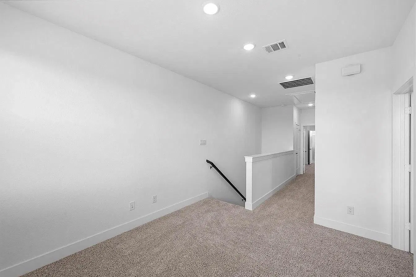 3 bed, 2.5 bath, 1868 sqft, $2,300 — Photo 3