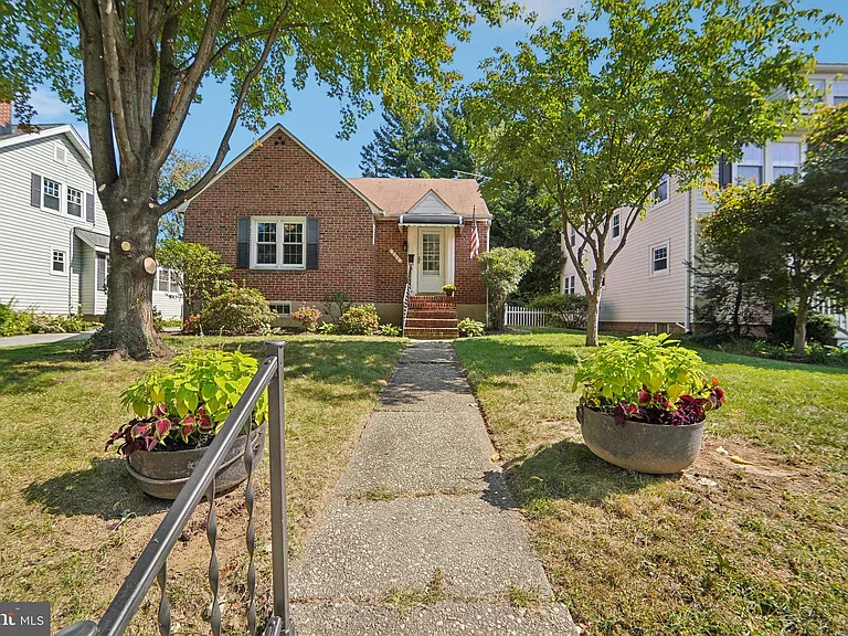 204 Glenmore Ave — Photo 1