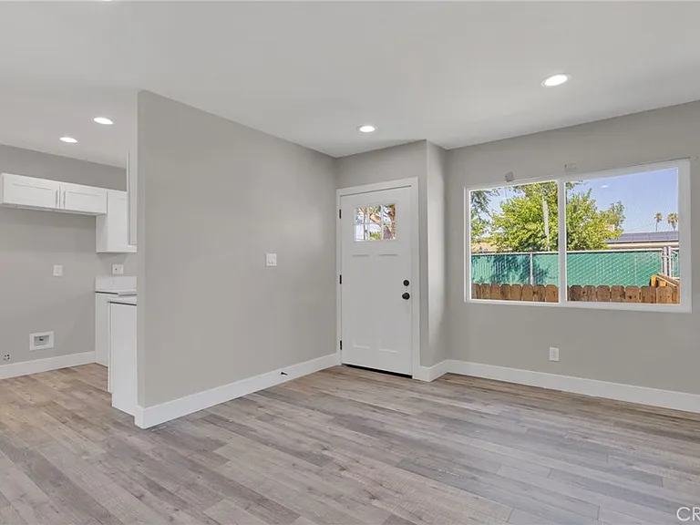 24521 Myers Ave — Photo 10