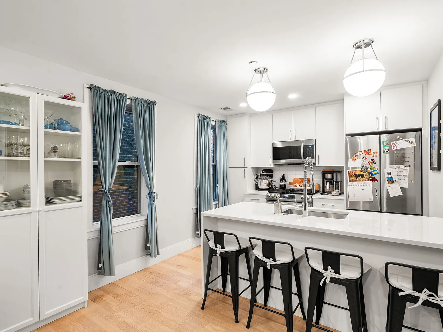 2 bed, 900 sqft, $3,250 — Photo 2