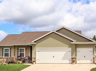 740 Oak Park Cir, Marion, IA 52302