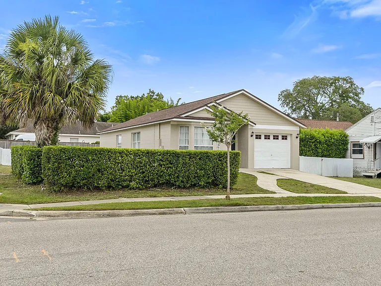 301 S Capen Ave — Photo 2