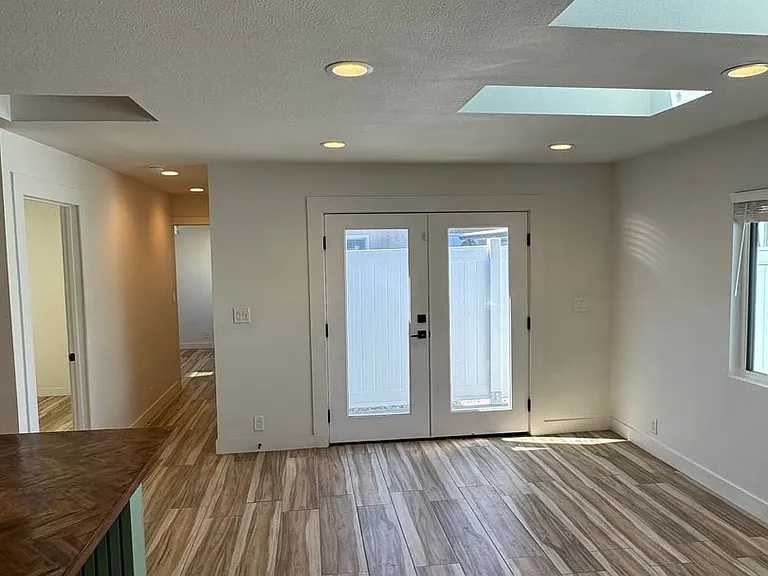 !! Move-In Special !! Cozy Carson Back House With Skylights & Washer/Dryer — Photo 5