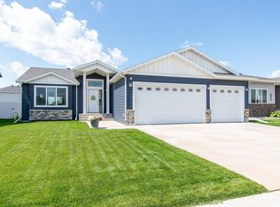 8077 Goldfinch Dr, Horace, ND 58047