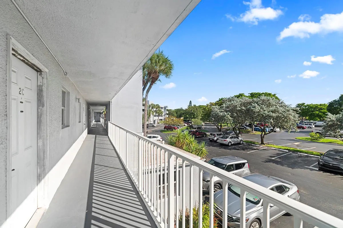 Building Photo - 113 Royal Park Dr #2C